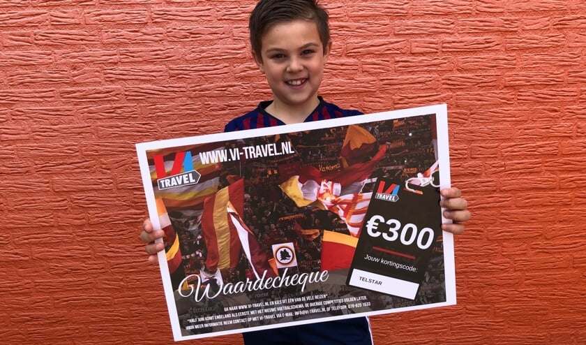 Emre toont trots de cheque ter waarde van 300 euro.