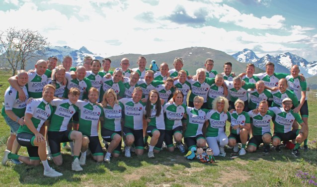 De 36 teamleden van Rotterdam Fund Racers, met onder andere de Berkelse bestuursleden Norbert de Boer en Lars van den Broek.