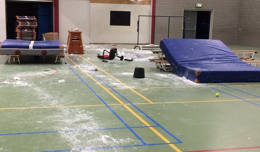 De hele gymzaal ligt vol met magnesiumpoeder. (Foto's: Lies Blaauw)