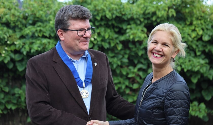 Petra den Boer geeft het stokje over aan Martijn Kruijt.
