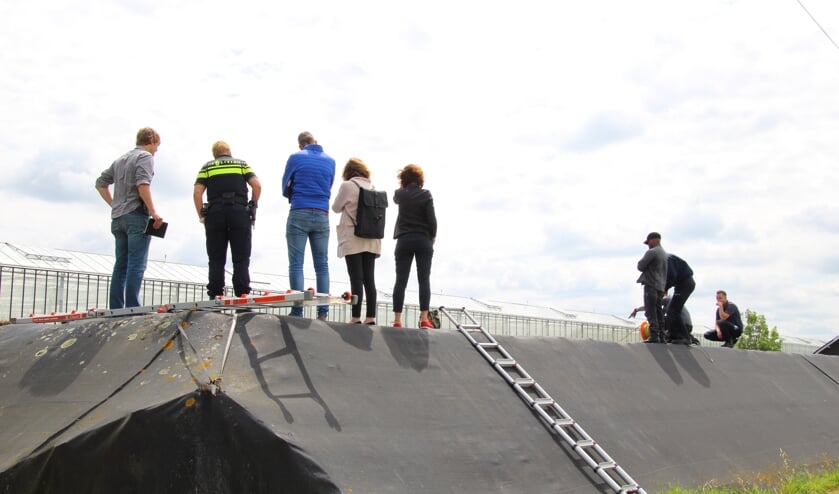 De politie doet onderzoek in een nabijgelegen waterbassin. (Foto: Spa Media)