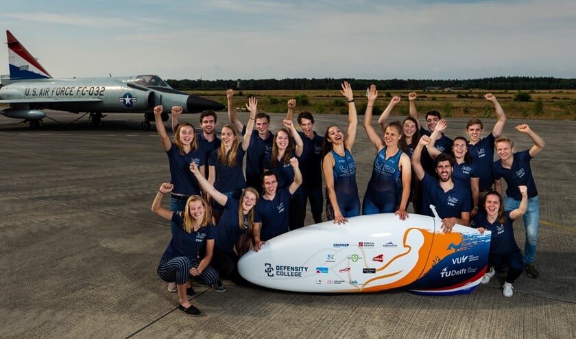 Marije Markensteijn, voorste rij, tweede van links, met het Human Power Team. (Foto: Bas de Meijer)