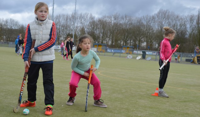 De ballen gingen al aardig heen en weer bij de eerste hockeytraining
