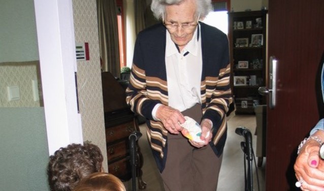 De kinderen stonden aan de deur met hun verrassingstasjes.