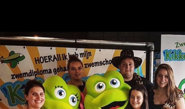Het enthousiast verklede team met de kikkers Fred en Faytje.