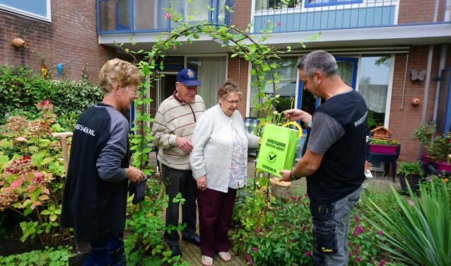 Wim en Dorine staken de handen uit de mouwen bij het echtpaar Verhaaren.