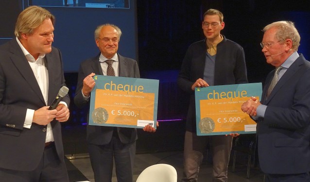 De cheques voor de twee goede doelen. Tweede van links Leen den Otter van de stichting Klassiek in Rhoon.