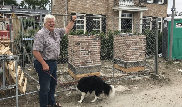 Een juichende Joop Tournier laat zien hoe er gebouwd kan worden. Foto’s: Lydia van Haasteren