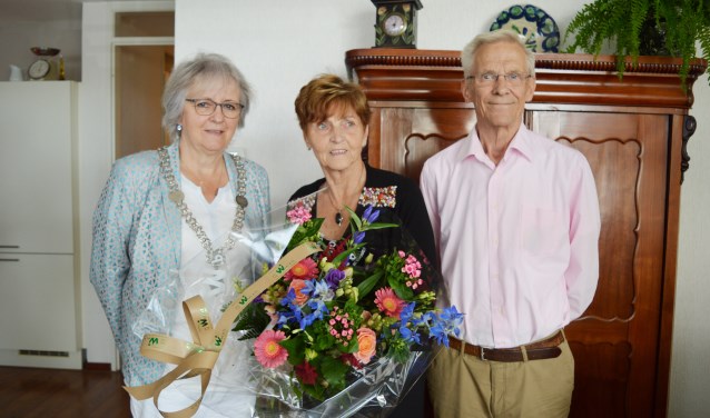 Burgemeester Attema zette het echtpaar Van Luik in de bloemen