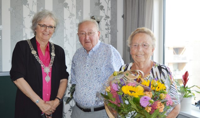 Felicitaties van de burgemeester voor het echtpaar Den Boer