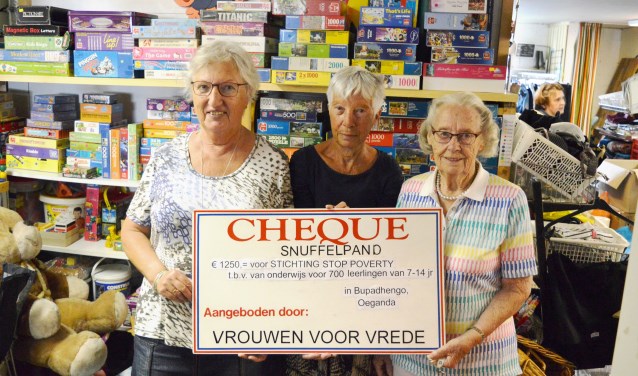 In het Snuffelpand werd de cheque voor Stop Poverty gespresenteerd