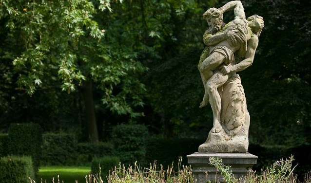 In het park zijn ook mooie beelden te zien (foto Ky Zwaan)