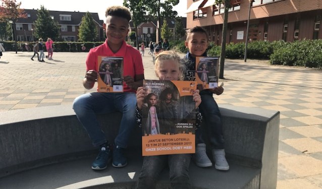 De kinderen doen enthousiast mee.