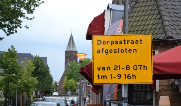 Het werk aan de Dorpsstraat wordt in fasen uitgevoerd.
