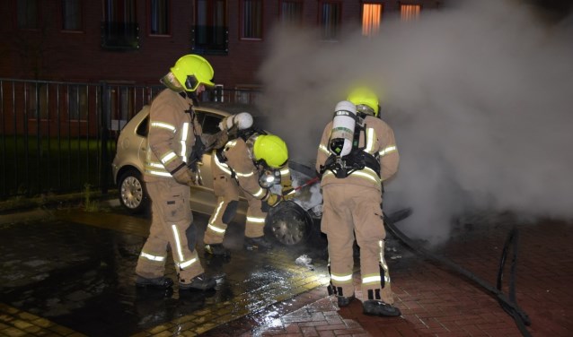 De auto brandde compleet uit. Foto: 112-rijnmond.nl.