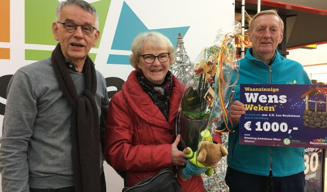 V.l.n.r.: Jur van Rietschoten (voorzitter winkeliersvereniging Keizerswaard), mevrouw Los-Beukelman en Dirk van de Zee (Stichting Ambulance Wens). Foto: Commascom.