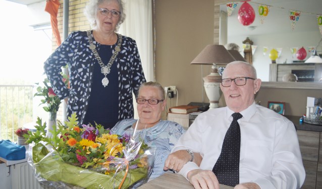 Burgemeester Attama zette het echtpaar Van der Elst in de bloemen