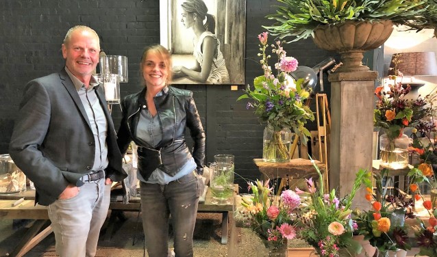 Jaap en Suze in de winkel, voor een van de werken die zaterdag te zien is.