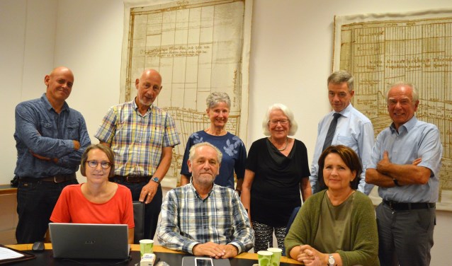De huidige leden van het Maatschappelijk Burgerplatform: Liesbeth Blok (secretaris), Wim Blok (voorzitter), Aina van Houwelingen-Saugerud met daarachter v.l.n.r. Roland Tomei, Hans Le Large, Riet Bolink, Alie van der Poel-Ströpke, Aad van Zwienen en Frans Velders