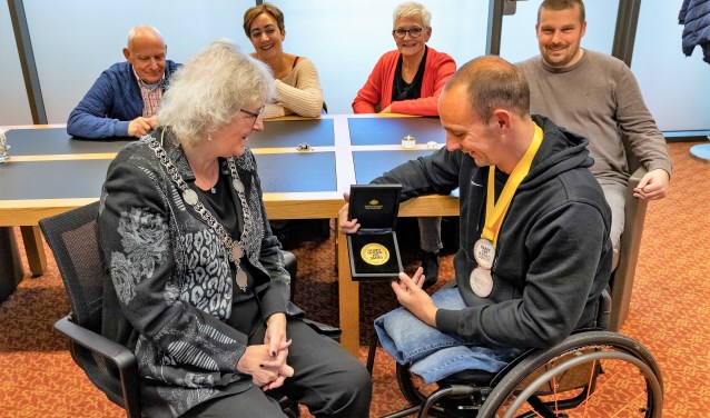 Bewondering voor de medailles van Ronald van Dort
