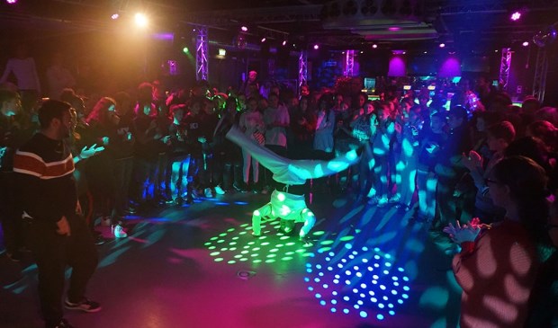 Foto (Liesbeth de Boer): Breakdance-optreden in De Loods.