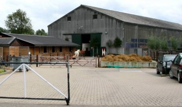 De paardenloods met asbestplaten mag er in 2024 niet meer staan