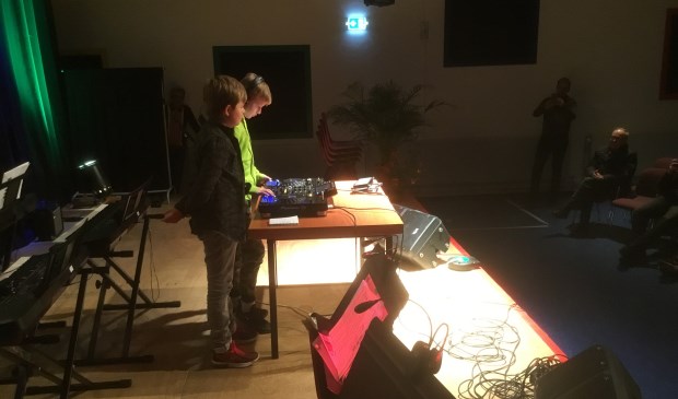 Voor het eerst stonden twee jonge DJ’s op het podium. Foto: Wim Soeters.