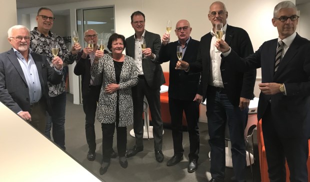 Bestuurders en commissarissen van de drie corporaties heffen het glas op deze fusie