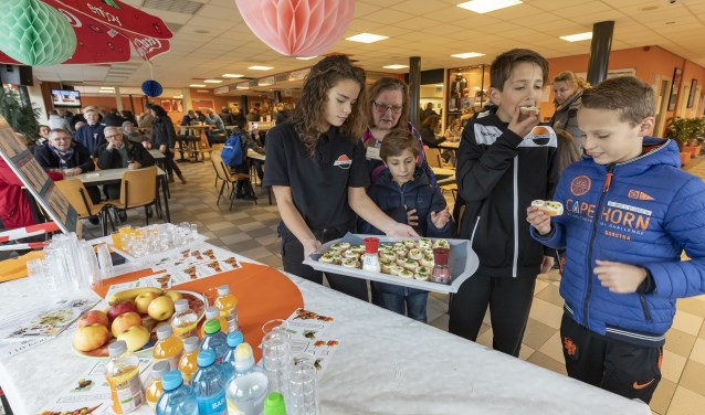 Daphne laat jonge voetballers proeven van gezonde snacks.