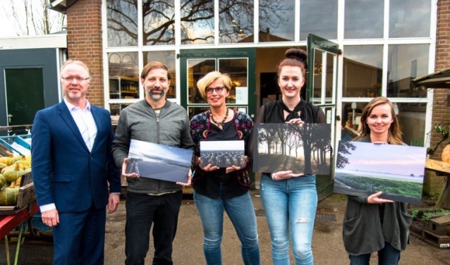 V.l.n.r.: wethouder Marco Goedknegt, Bas Binder, Martie de Groot, Anouk Prins en Mireille Tuit.