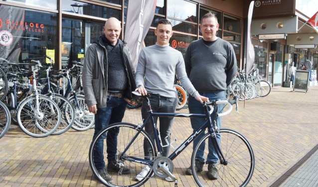Luca Bouwmeister met sponsors Ronald Plaisier en Henk Rijploeg