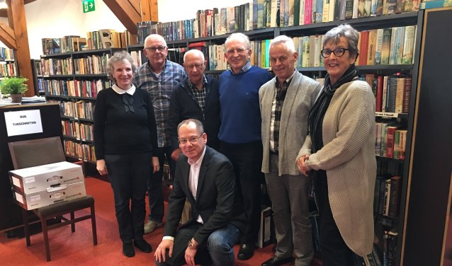 Vrijwilligers hielpen inwoners van de aangifte.