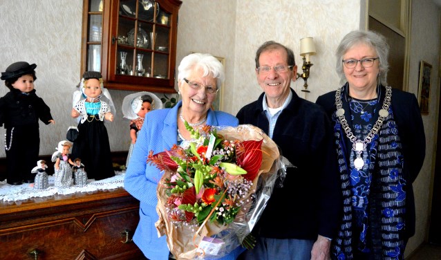 Burgemeester Attema zette het echtpaar Voshol in de bloemen