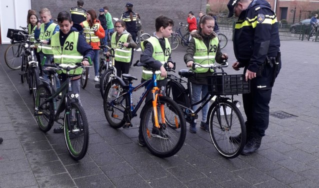 De politie controleerde eerst de fietsen.