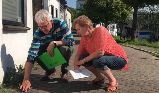 Herman van Beek (St.Stolpersteine Ridderkerk) en Alie Tas (Historisch Genootschap) bij de Stolpersteine in Oostendam