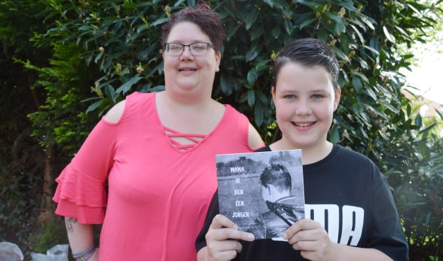Astrid Seip en Kay met het boek "Mama, ik ben een jongen"