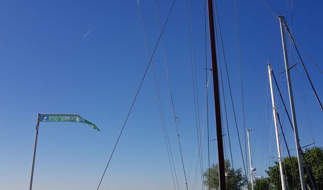 In Rhoon prijkt de Blauwe Vlag weer in de haven.