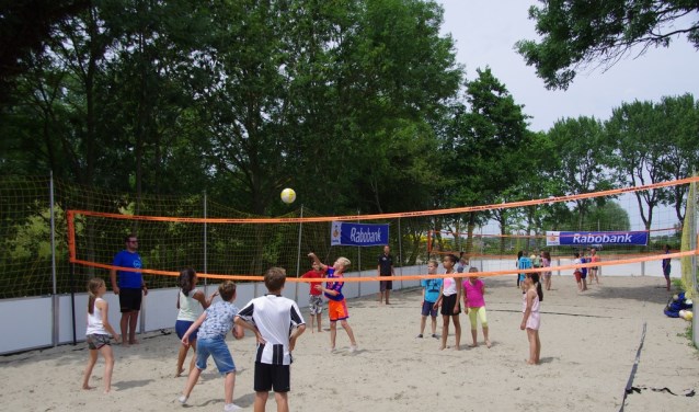 Jongeren komen weer volleyballen op het zand. Archieffoto: John Edison.