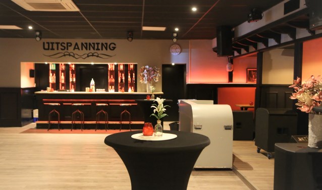 De biljartzaal is hersteld tot een feestzaal in een modern jasje.