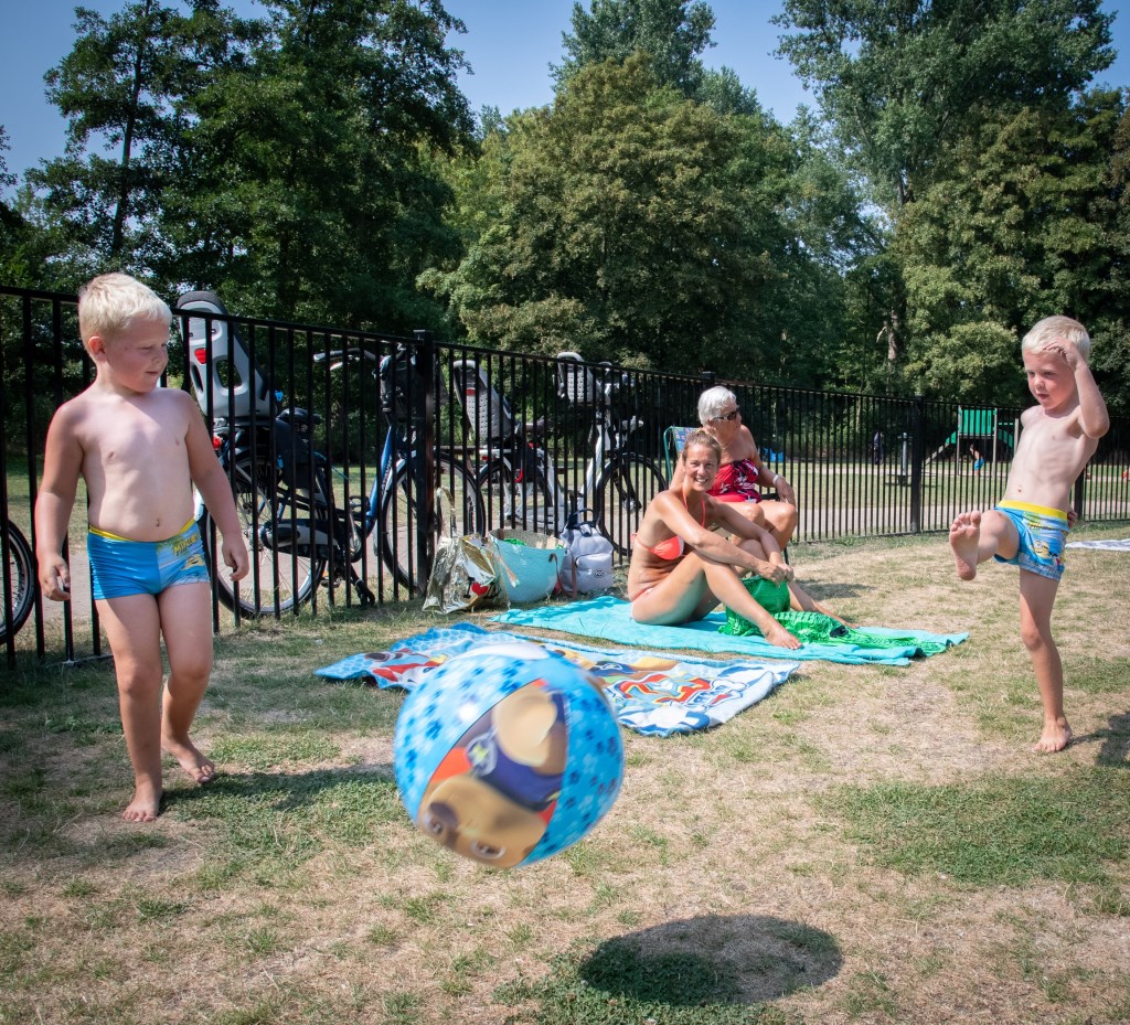 Xavi en Luca voetballen terwijl moeder Marlene en oma Joke toekijken.