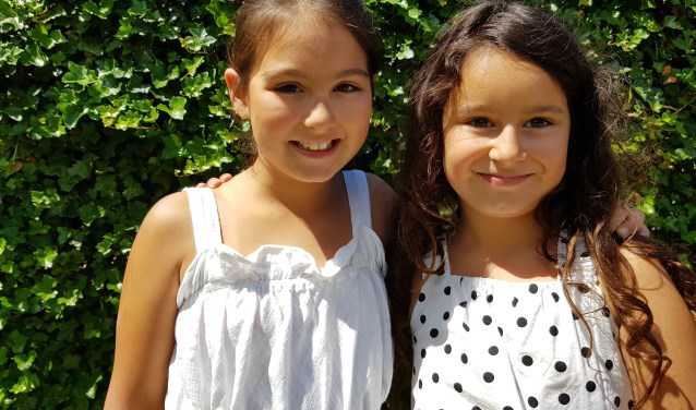 Nisa en Asya vinden het belangrijk dat arme kinderen ook dingen hebben.