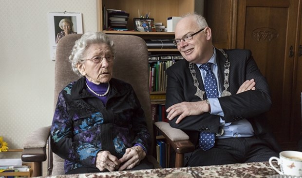 Burgemeester Van Belzen op bezoek bij de jarige tante Fijgh.