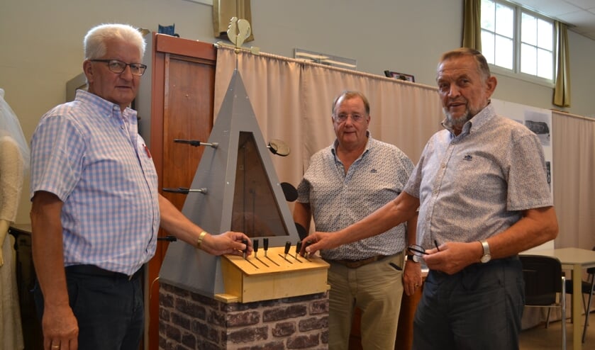 Roelof Roomer (Historische Vereniging), kerkrentmeester Simon Hoek en Ton Blinde (Historische Vereniging) bij het model van de Optische Telegraaf van Lipkens.