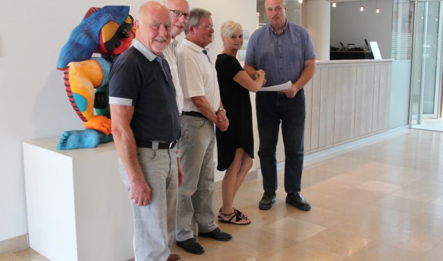 Wethouder Martijn Heezen ontving handtekeningen van de bewoners van de bomenbuurt.