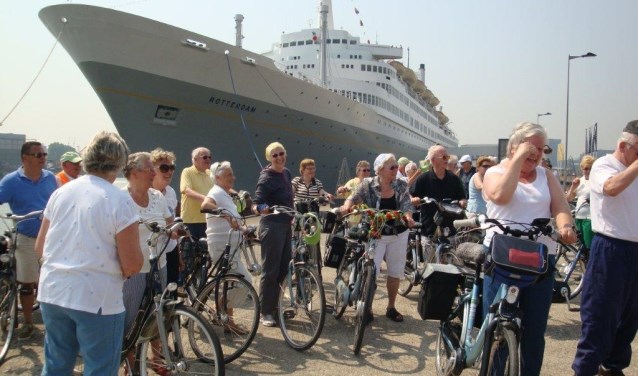 De fietsclub bij een stop bij "de Rotterdam"