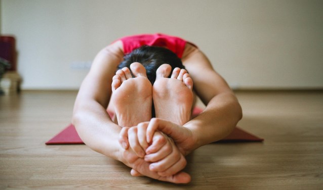 Bij Yin yoga stretchen deelnemers het bindweefsel soepel.