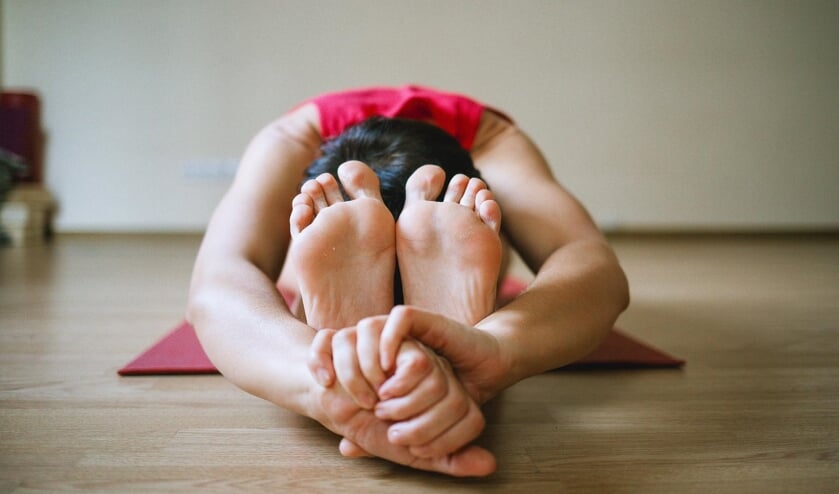 Bij Yin yoga stretchen deelnemers het bindweefsel soepel.