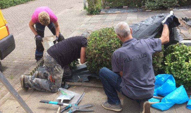 Vrijwilligers helpen weer de tuin winterklaar te maken.