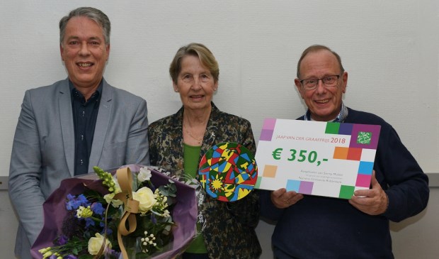 vlnr.: Voorzitter Hans Magito, Emmy Mulder en penningmeester Dingeman Schreuders.