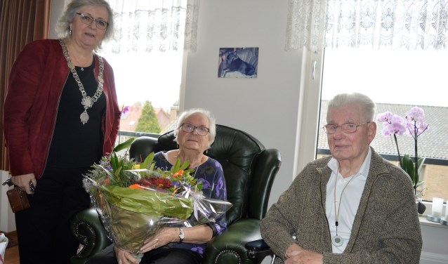 Burgemeester Attema zette het echtpaar Feenstra in de bloemen